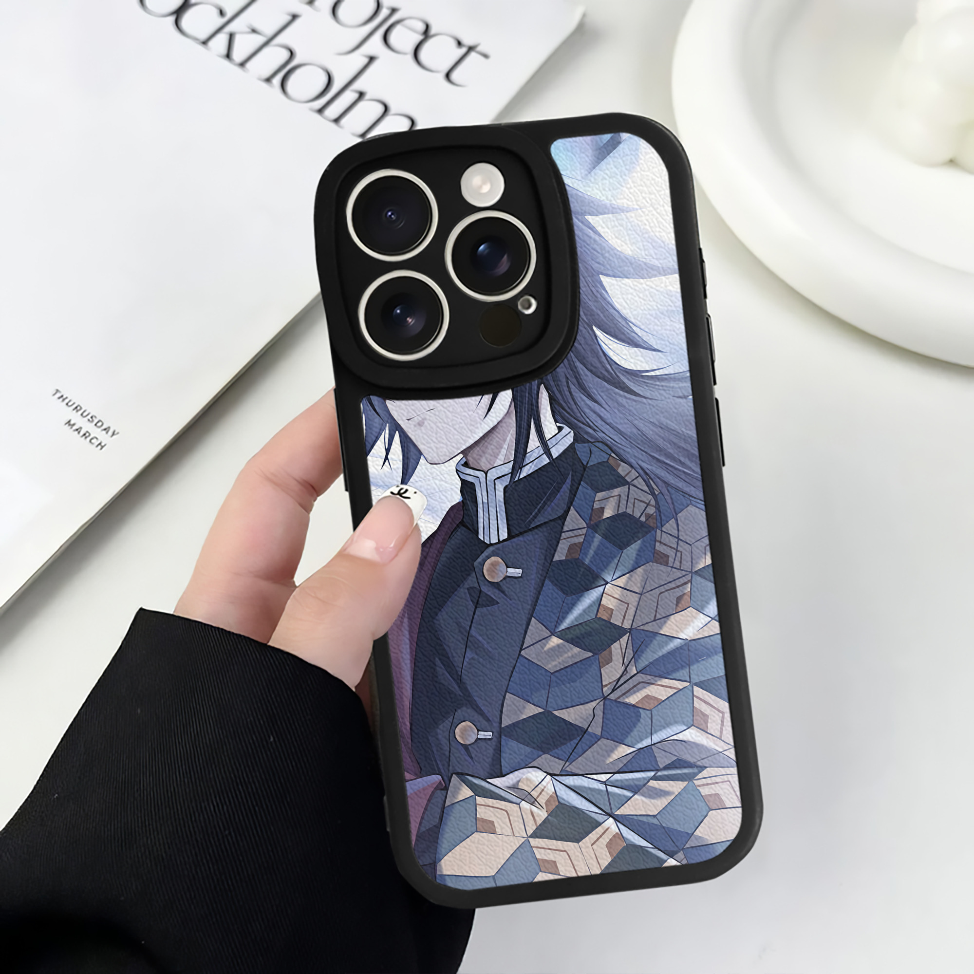 （画像用） 鬼滅の刃（きめつのやいば）水柱-冨岡 義勇／とみおか ぎゆう Tomioka Giyuu 【iPhone 16シリーズ対応】シリコンスマホケース（レザー調） 材質：シリコン